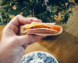 Foto del paso 2 de la receta: Tortilla wrap hack de pavo, queso y tomate en Mini