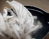 Hình bước làm 1 của món Súp gà xé cho sinh nhật bé