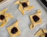 Foto langkah ke 5 dari resep Puff Pastry Mudah! Simple Jam Tarts.