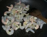 Foto langkah ke 2 dari resep Udang Saos Tiram Spesial.