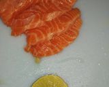 Foto langkah ke 1 dari resep Mpasi >1th Tumis salmon simpel.