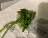 Une image de l'étape 4 de Salade de carottes, tomates et oignon rouge à la burrata et persil.