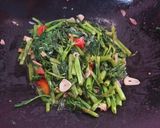 Foto langkah ke 4 dari resep Tumis Kangkung Terasi Cabe Hijau.