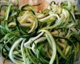 Foto del passaggio 2 della ricetta Spaghetti gamberi zucchine stracciatella e polvere di pistacchi