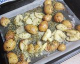 Foto del paso 6 de la receta Merluza frita con papas asadas y mojo de pimiento y tomate seco