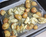 Foto del paso 6 de la receta: Merluza frita con papas asadas y mojo de pimiento y tomate seco