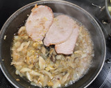 Foto del paso 4 de la receta: Lomo en salsa de cebolla y setas 🍄