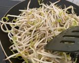Foto langkah ke 1 dari resep Toge tumis bawang putih.