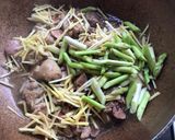 รูปขั้นตอนการทำที่ 3 ของ ไก่กับตับผัดขิง คีโต