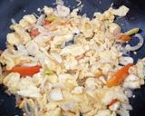 Foto langkah ke 2 dari resep Tumis sawi telur orak arik.