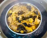 Foto langkah ke 3 dari resep Steamed chicken with black fungus and lily flowers.