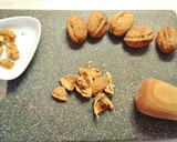 Foto del paso 1 de la receta: Tostas de pechuga de pavo y queso brie con cebolla, nueces y piñones caramelizados