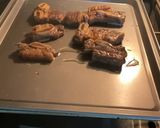 Foto del paso 3 de la receta: Costillas de res confitadas acompañadas de una salsa de guaje con vino rosado