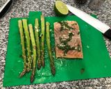 Foto del paso 3 de la receta: Salmón al limón con albahaca