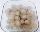 Hình bước làm 1 của món Chè nhãn bọc hạt sen