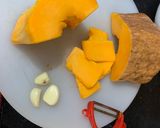 Hình bước làm 1 của món Bí đỏ xào tỏi
