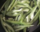Foto del paso 2 de la receta: Pimientos con cebolla salteados