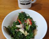 Foto langkah ke 2 dari resep Tumis Daun Kangkung.
