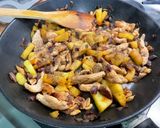 Une image de l'étape 11 de Poulet à l’ananas, oignon rouge, coriandre et cacahuètes.