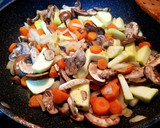 Foto del paso 4 de la receta: Salteado de pollo con verduras y setas