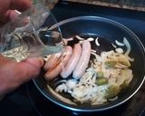 Foto del paso 3 de la receta Salchichas al vino blanco con jalapeños