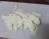 Foto del paso 2 de la receta: Tortilla de papas con cebolla sofrita y perejil picado y ensalada