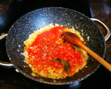 Foto del paso 3 de la receta: Oreja de cerdo con salsa de tomate con alcachofas