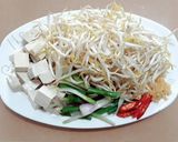A picture of step 1 of Stir-Fried Tofu with Bean Sprouts.