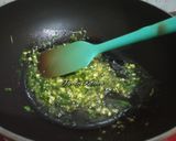 Foto langkah ke 4 dari resep Nasi Daun Jeruk Ayam & Enoki.