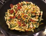 Une image de l'étape 7 de Courgettes bicolores et tomates à l'ail, basilic et persil.