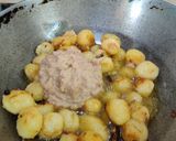 A picture of step 5 of ALOO DO PYAZA..