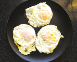 Foto del paso 3 de la receta: Huevos rotos con chistorra y pimientos verdes