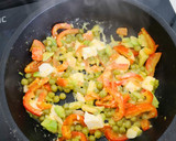 Foto del paso 2 de la receta: Revuelto de pimiento rojo y aguacate con queso feta