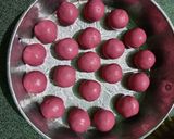 Foto langkah ke 4 dari resep Kue Bugis Mandi Merah Putih Tanpa Kentang Tanpa Ubi Rambat.