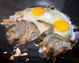 รูปขั้นตอนการทำที่ 2 ของ รวมมิตรผัดไข่กุ้งสด