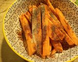 Pikantne frytki z batata 🍟🔥 krok przepisu 2 zdjęcie