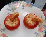 Foto del paso 6 de la receta: Tomates rellenos de langostinos y surimi aderezados con mahonesa y aceite de marisco