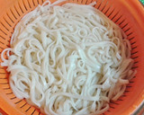Foto del paso 9 de la receta: Chop suey de ternera y langostinos con noodles de arroz