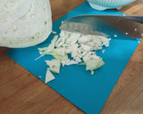 Foto del paso 1 de la receta: Ensalada de col, zanahoria y manzana con salsa de yogurt y mostaza