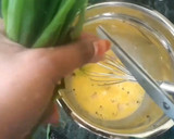 கிரின் வெங்காயம் ஆம்லேட் ரெசிபி ஸ்டேப் 2 புகைப்படம்