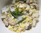 Gambar langkah 3 resipi Sup Telur Tofu Cendawan.
