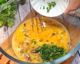 Foto langkah ke 3 dari resep Omelet Jamur Tomat.
