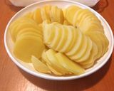 Lilahagymás burgonyasaláta recept fázis 2 fotója
