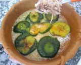 Foto del paso 3 de la receta: Tarta de zapallitos grillados 💚 y pollo 🍗 con masa integral