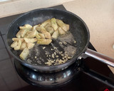 Foto del paso 2 de la receta: Pasta con calamares y alcachofas