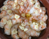 Foto del paso 3 de la receta: Pescado al horno, con salsa de setas, gambones al ajillo y arroz blanco
