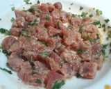 Foto del paso 1 de la receta: Tartar de atún, aguacate y fresas 🐟🥑🍓