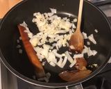 Une image de l'étape 5 de Aubergines violettes aux tomates, gingembre et paprika.