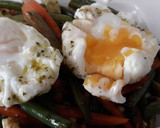 Foto del paso 7 de la receta: Verdura salteada con frutos secos y huevo poché