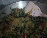 Foto langkah ke 5 dari resep Oseng bihun dan jamur kuping.